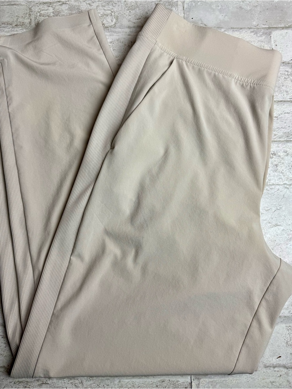 Athleta Womens Sz 8 Pants Beige Tan Lightweight Pockets Pull-On EUC 😍